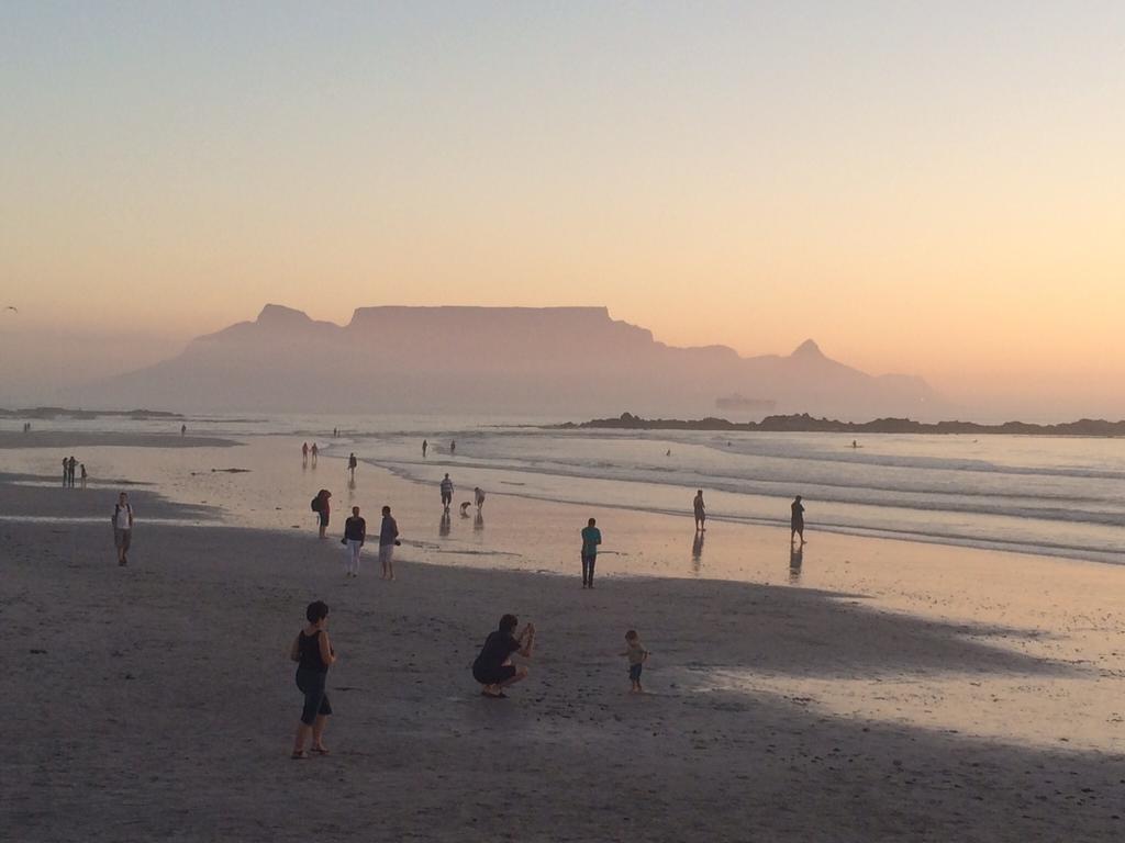 5 Options Guest House Bloubergstrand Bagian luar foto