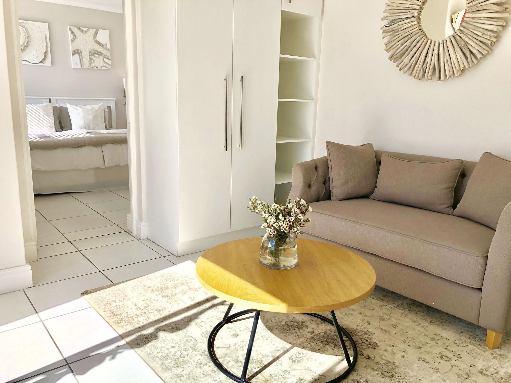 5 Options Guest House Bloubergstrand Bagian luar foto