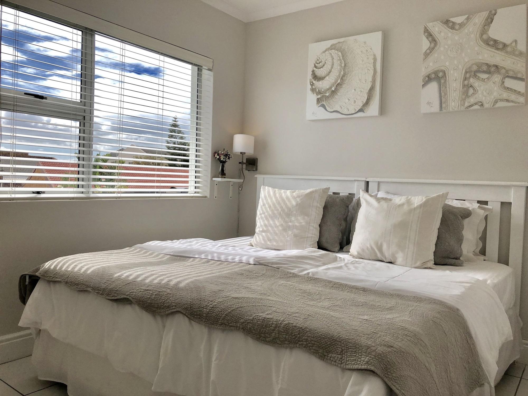 5 Options Guest House Bloubergstrand Bagian luar foto