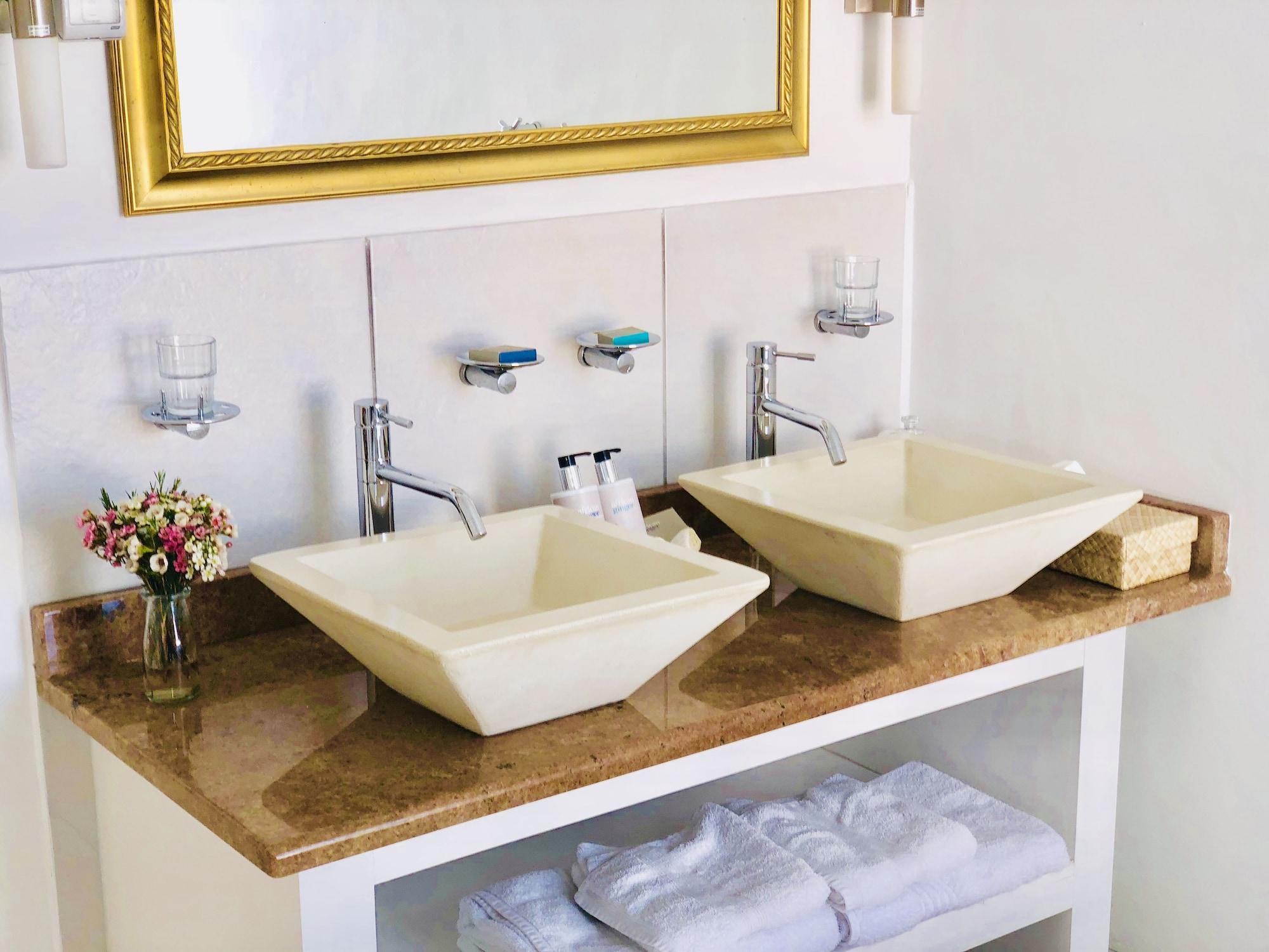 5 Options Guest House Bloubergstrand Bagian luar foto