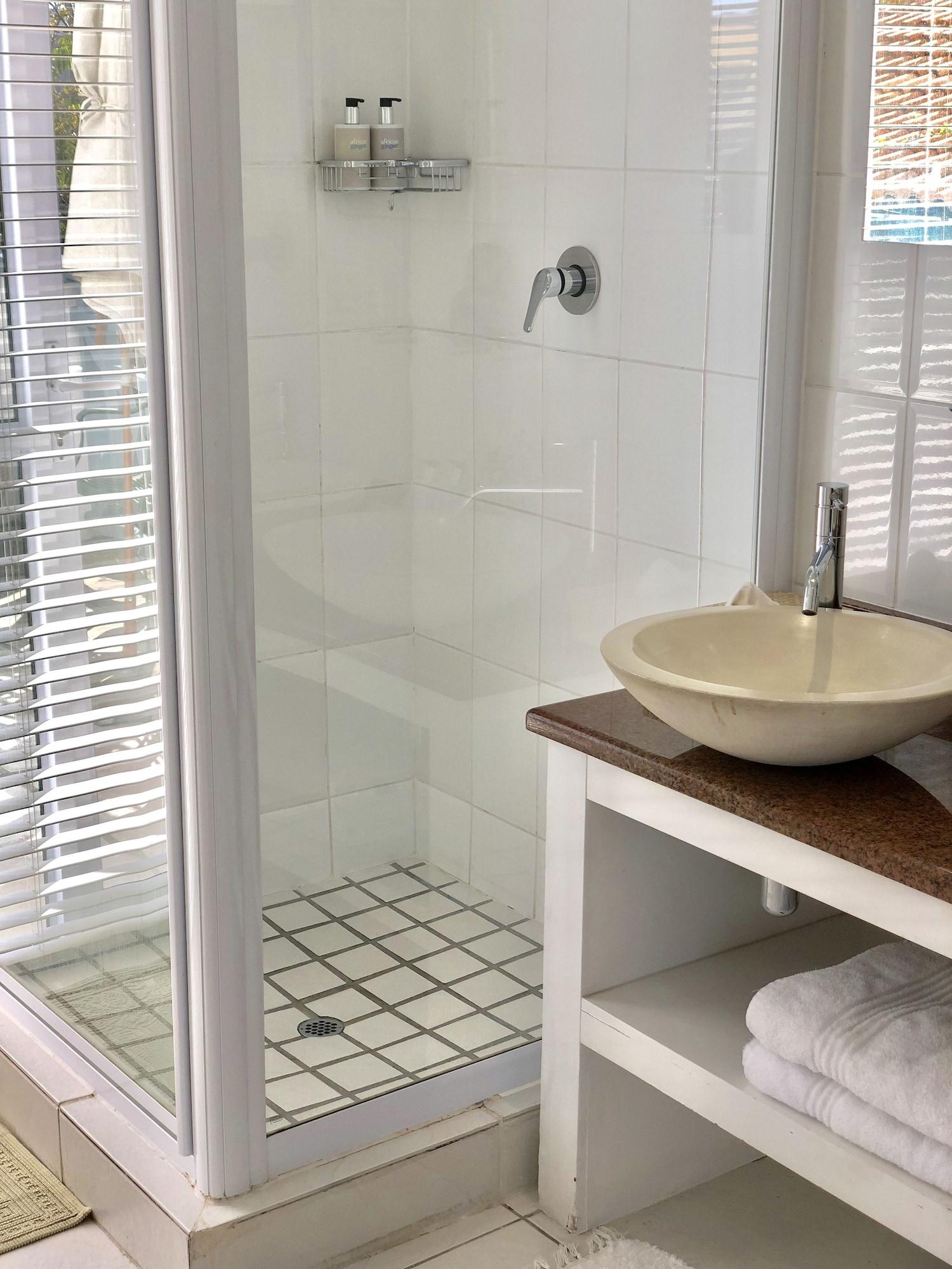 5 Options Guest House Bloubergstrand Bagian luar foto