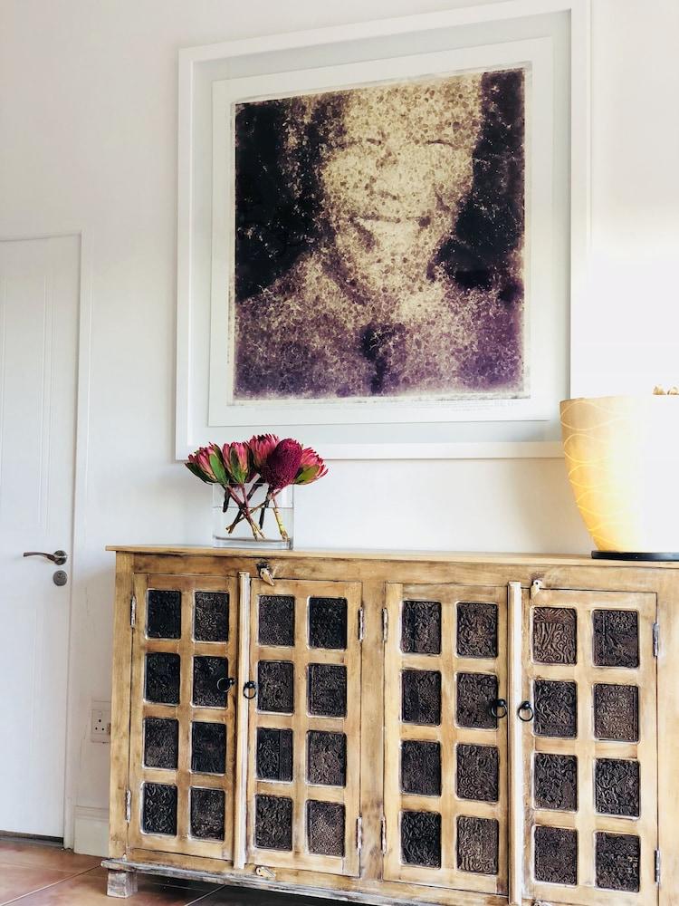5 Options Guest House Bloubergstrand Bagian luar foto
