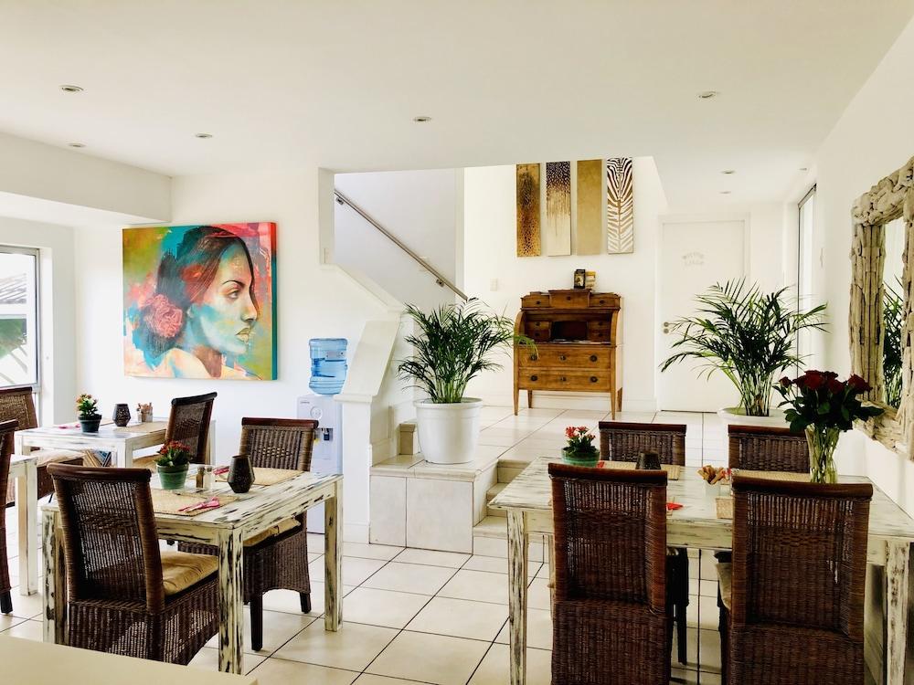 5 Options Guest House Bloubergstrand Bagian luar foto