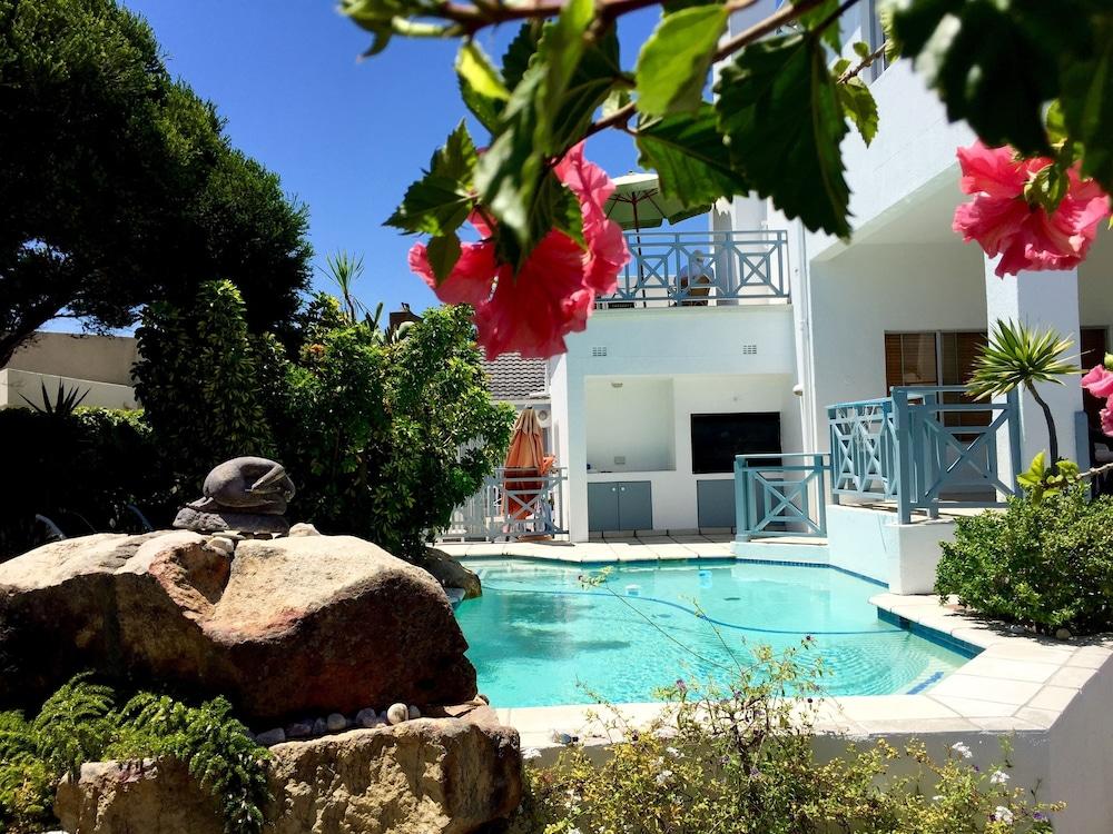 5 Options Guest House Bloubergstrand Bagian luar foto