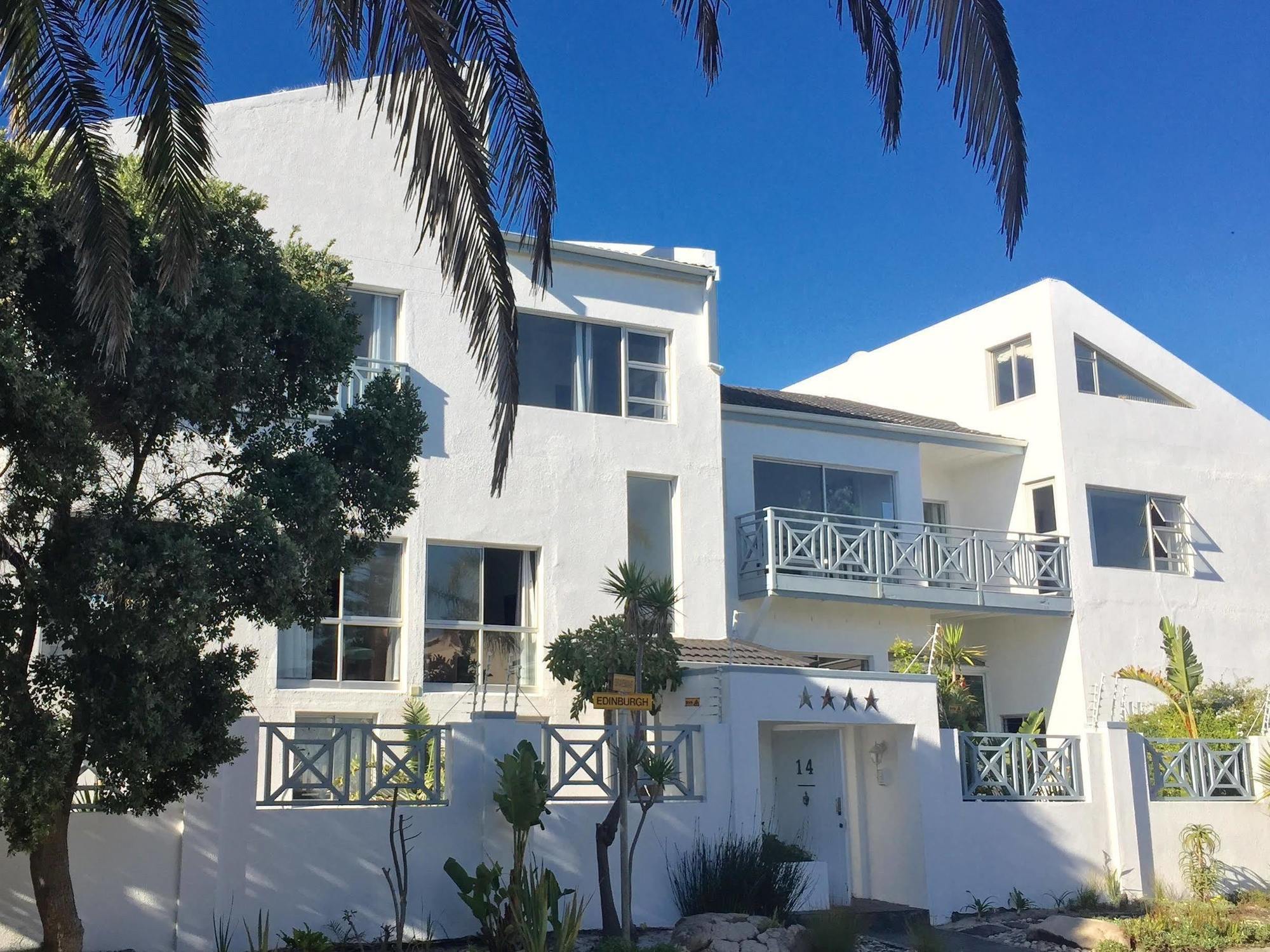 5 Options Guest House Bloubergstrand Bagian luar foto