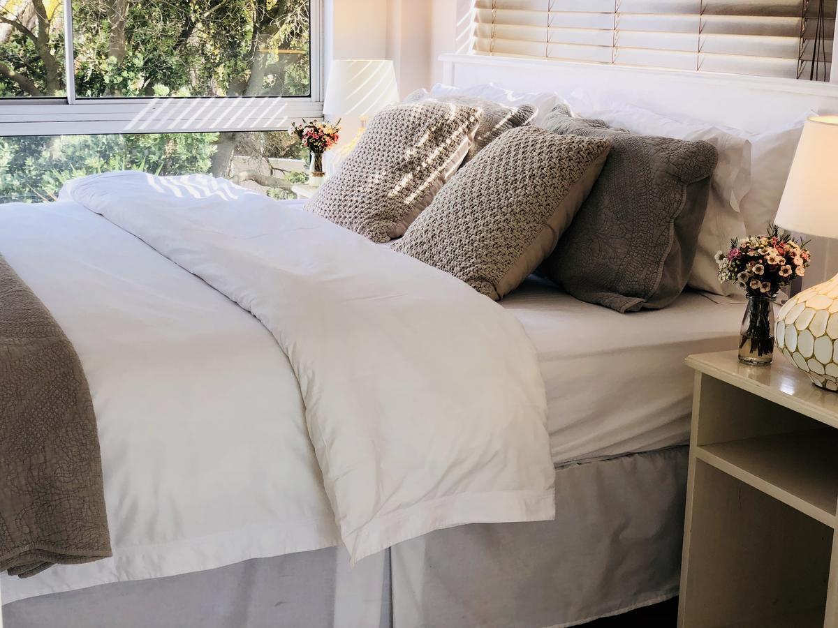 5 Options Guest House Bloubergstrand Bagian luar foto