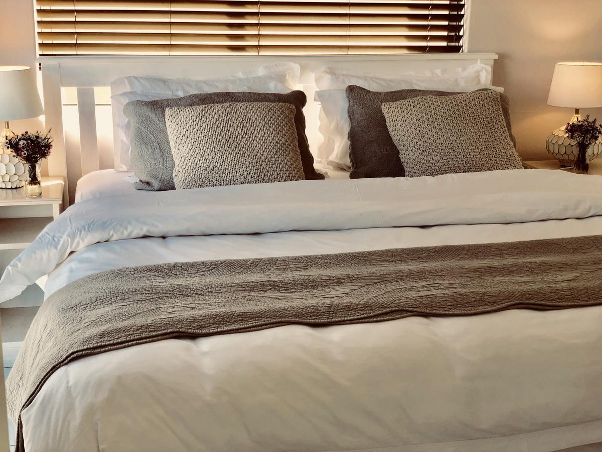 5 Options Guest House Bloubergstrand Bagian luar foto