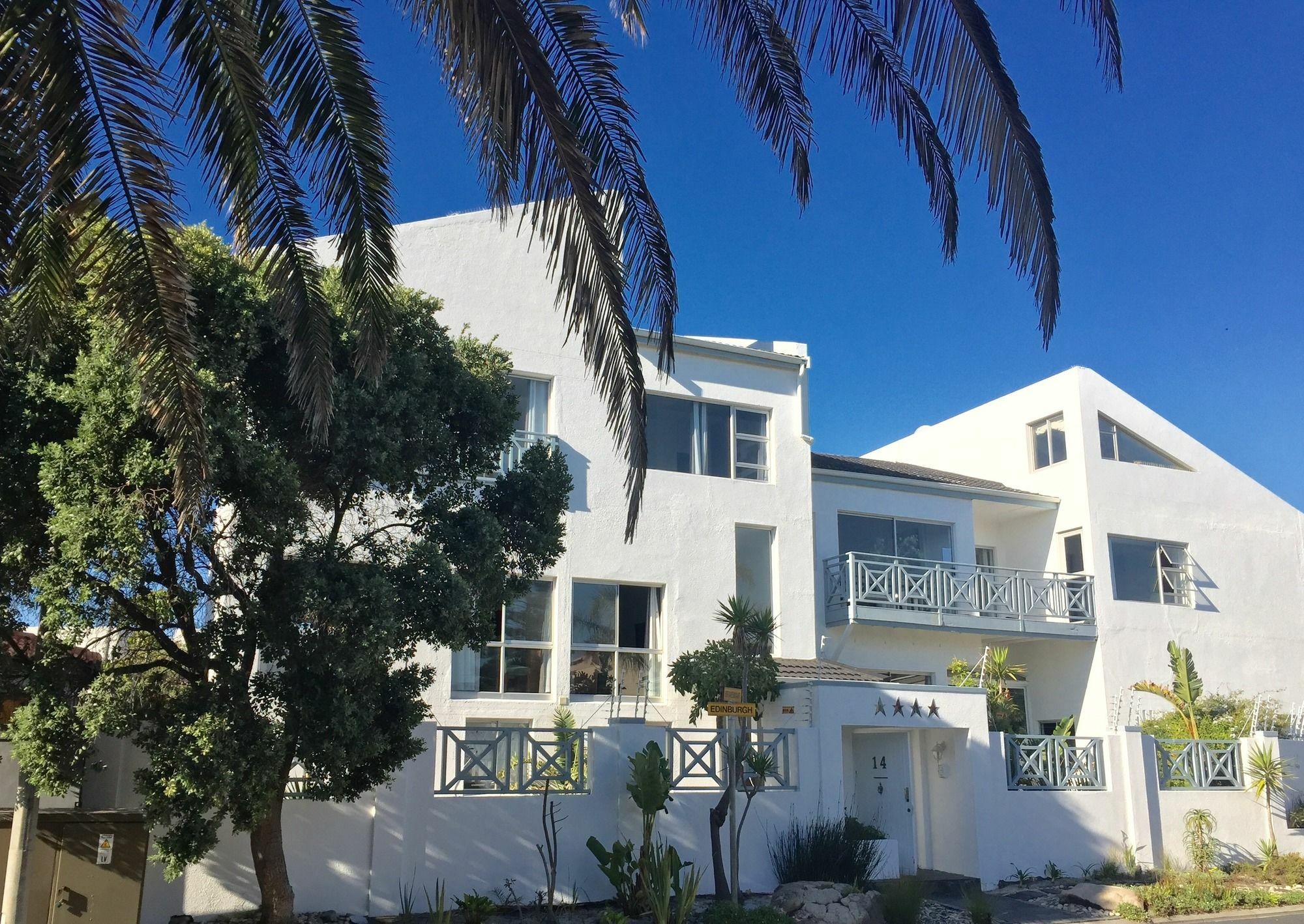 5 Options Guest House Bloubergstrand Bagian luar foto