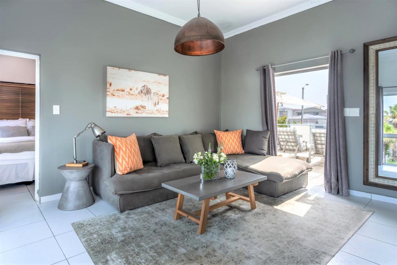 5 Options Guest House Bloubergstrand Bagian luar foto