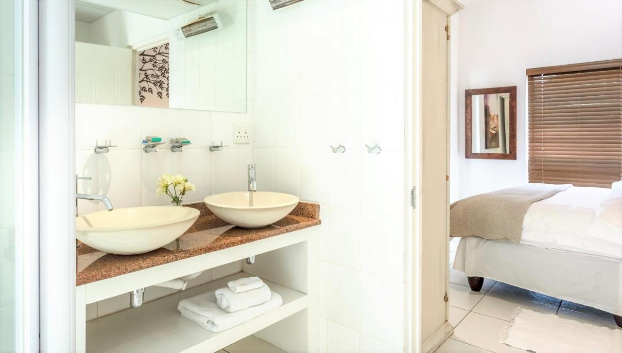5 Options Guest House Bloubergstrand Bagian luar foto